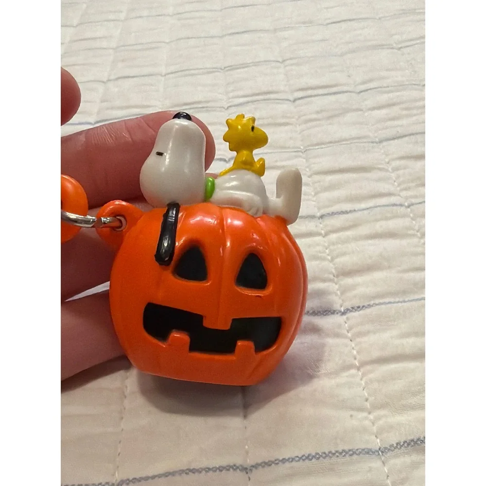 2005 Peanuts Snoopy Woodstock Halloween Pumpkin Clip On Keychain UFS Astronics